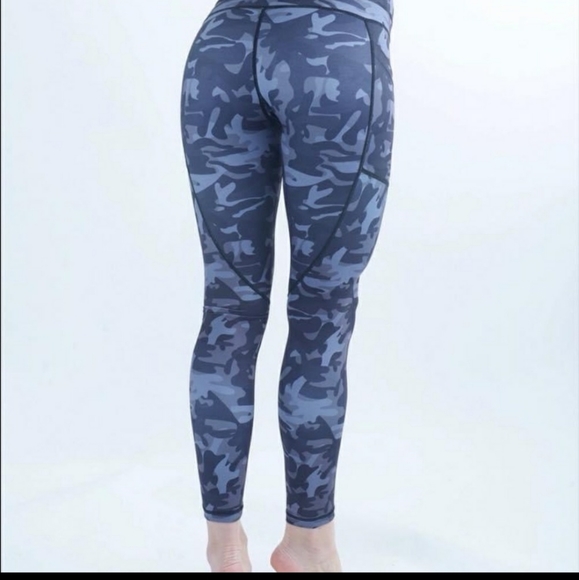 ZYIA Pants - Zyia camo light n tight leggings size large (8-10)